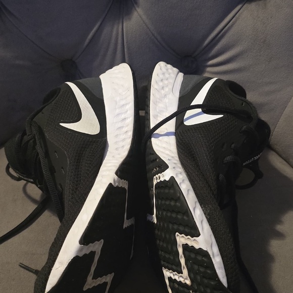 Nike Revolution Men's Black and White Athletic Shoes - Picture 5 of 16